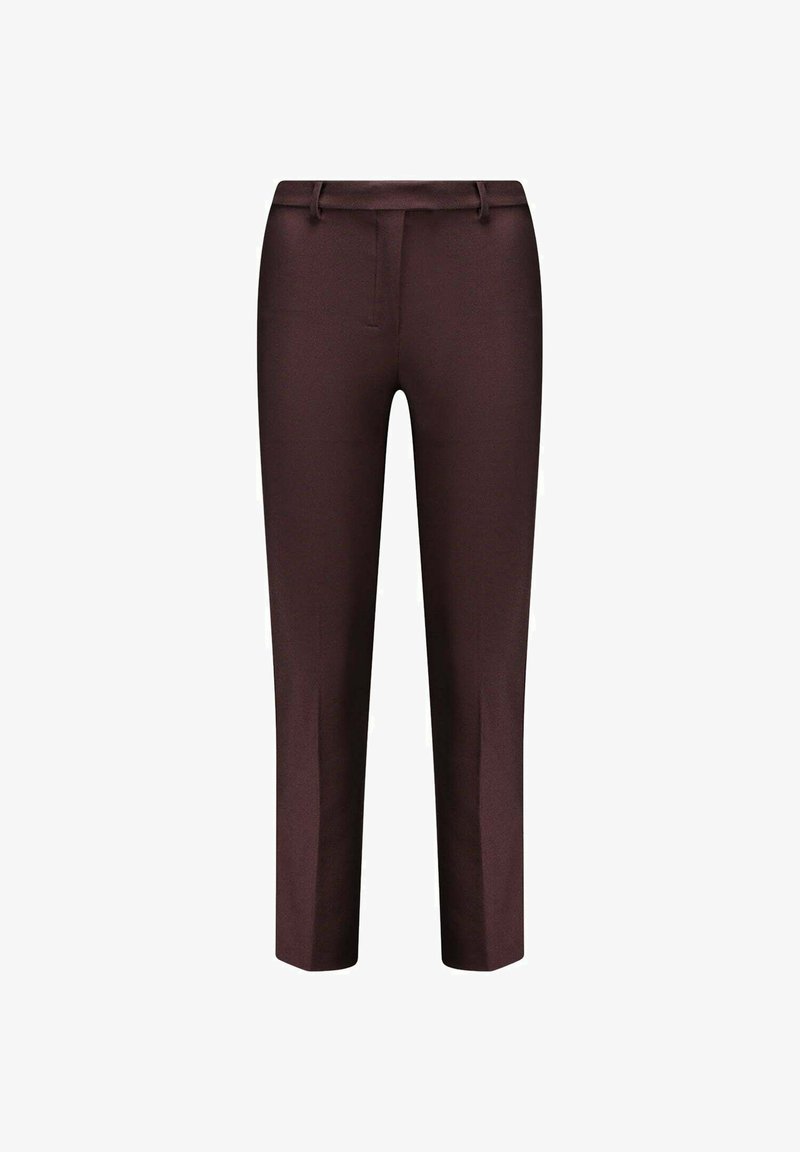 Pantaloni tailored bordeaux realizzati in tessuto morbido; presentano una parte frontale piatta, passanti per cintura e una vestibilità slim, che si fermano poco sopra la caviglia.