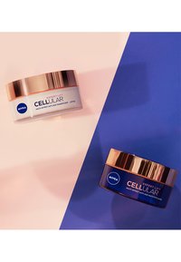 NIVEA HYALURON CELLULAR FILLER ELASTICITY RESHAPE DAY AND NIGHT CREAM SET - Kit skincare