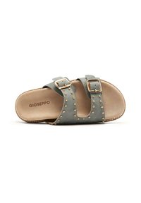 Sandali in suede grigi con due cinturini regolabili, dettagli in metallo dorato e borchie lungo i lati. Suola piatta.