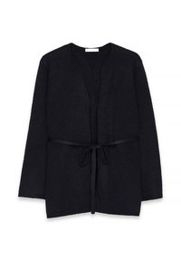 Cardigan nero realizzato in tessuto morbido, design a bottone aperto, maniche lunghe, presenta una cintura coordinata in vita per una regolabilità.