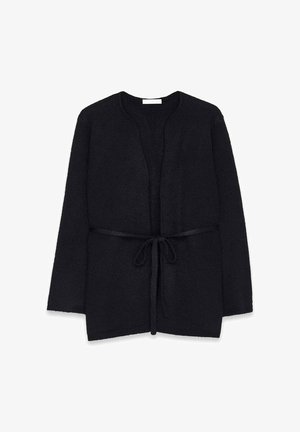 Cardigan nero realizzato in tessuto morbido, design a bottone aperto, maniche lunghe, presenta una cintura coordinata in vita per una regolabilità.