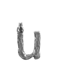 Metallbokstaven "U" hänge med en texturerad, ojämn yta och en ögla för fäste. Avslutad i en silverton som liknar en organisk form.