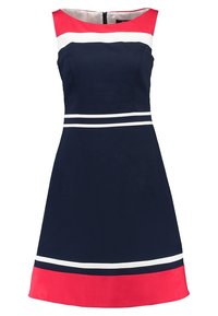 Marinblå klänning med en åtsittande liv, korta ärmar, vita och korallfärgade horisontella ränder samt en utsvängd kjol med en korallfärgad nederkant.