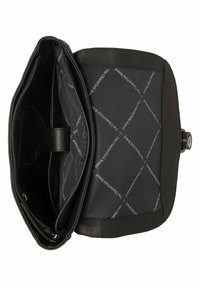 Mustan nahkalaukun, jossa on vetoketjukiinnitys, sileä pinta ja kuvioitu kangasvuori, jossa on brändin nimi.