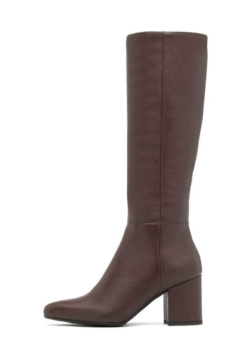 Brązowy skórzany kozak za kolano z kwadratowym noskiem i solidnym blokowym obcasem. Posiada gładką teksturę i detal na bocznych szwach.