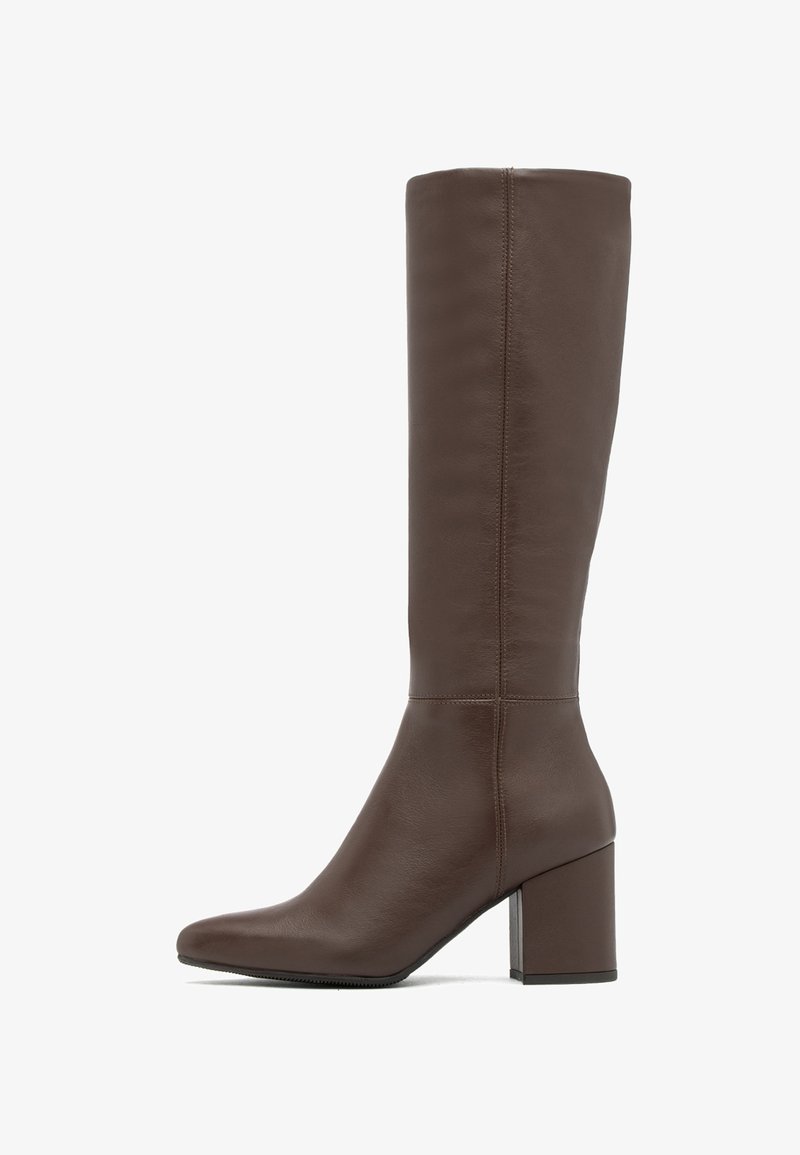 Brązowy skórzany kozak za kolano z kwadratowym noskiem i solidnym blokowym obcasem. Posiada gładką teksturę i detal na bocznych szwach.