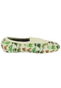 Groene slip-on schoen met dinosaurusthema, gemaakt van zachte stof, met een beige zool en elastische instap voor gemakkelijk aan- en uittrekken.