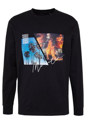 Maglietta nera a maniche lunghe con grafica di palme contro un cielo azzurro e un'auto avvolta dalle fiamme, con il testo ripetuto "Mennace" e una firma in corsivo.
