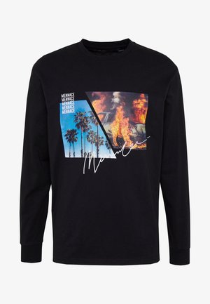 Maglietta nera a maniche lunghe con grafica di palme contro un cielo azzurro e un'auto avvolta dalle fiamme, con il testo ripetuto "Mennace" e una firma in corsivo.