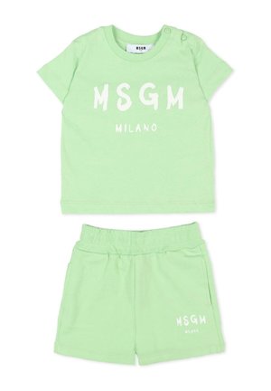 Completo verde chiaro per bambini piccoli con maglietta a maniche corte e pantaloncini, testo bianco "MSGM MILANO" su entrambi i capi, maglietta con bottoni a pressione sulle spalle.