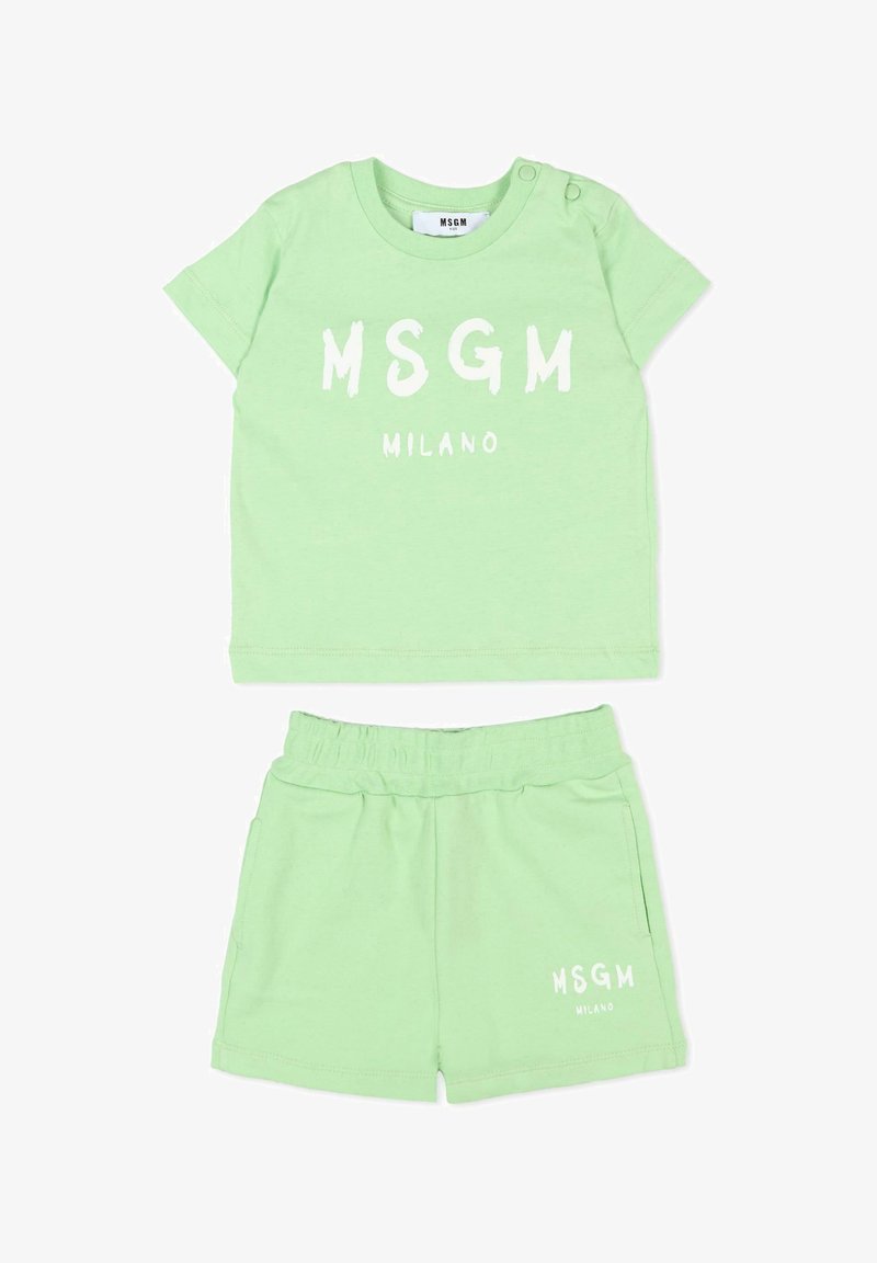 Ensemble vert clair pour tout-petit comprenant une chemise à manches courtes et un short, avec le texte blanc "MSGM MILANO" sur les deux pièces, la chemise équipée de boutons-pression aux épaules.