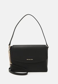 Borsa a mano in pelle nera con una finitura texturizzata. Presenta dettagli in hardware dorato, una chiusura a patta superiore e una tracolla removibile.