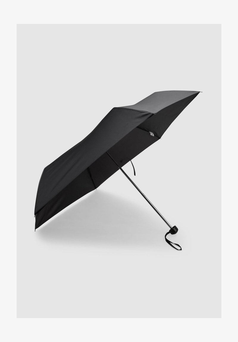 Ombrellone nero con un rivestimento elegante e angolare, albero metallizzato e una tracolla in gomma per una presa sicura.