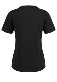 Camiseta de algodón negra con cuello redondo, mangas cortas y un dobladillo redondeado. Presenta una textura suave y sin patrones o acentos visibles.