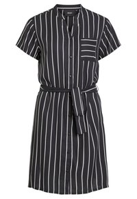 Vestido negro con rayas blancas, mangas cortas, cuello, cierre de botones en la parte delantera y un bolsillo con parche. Incluye un cinturón a juego para el estilo.