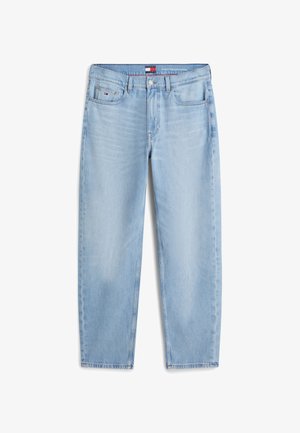 Lichtblauwe taps toelopende jeans met voorzakken, riemlussen, knoopsluiting en klein logo op de rechter voorzak.