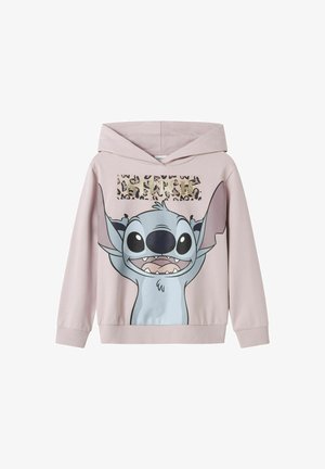 Różowy hoodie z dużą grafiką postaci Stitch z uniesionymi ramionami, tłem w panterkę i teksturowanym napisem. Miękka tkanina, luźny krój.