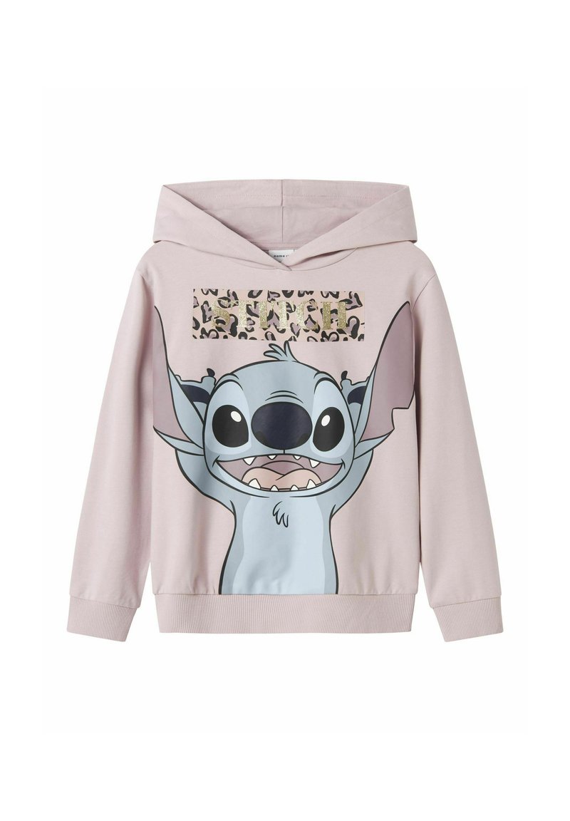Sudadera rosa con un gran gráfico de Stitch con los brazos levantados, fondo de estampado de leopardo y letras texturizadas. Tejido suave, corte informal.