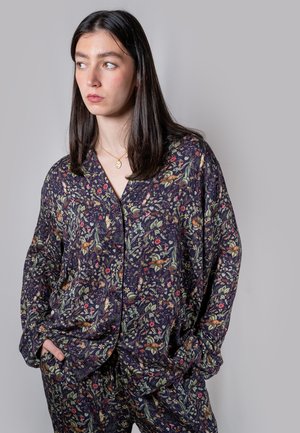 Bloemmotief, donkerblauwe blouse van lichtgewicht stof, met een ontspannen pasvorm, V-hals en knoopsluiting, aangevuld met bijpassende broek.