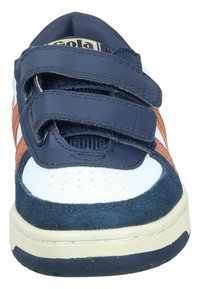 Sneakers blu navy e bianchi con dettagli arancioni, realizzati in pelle e camoscio, con fasce in velcro, design con punta perforata e suola in gomma.