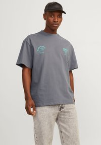 JPRBLAHARVEY EUPHORIC TEE CREW NECK UNISEX - Potiskana majica - smoked pearl
