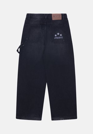 Pantalones de mezclilla oscura con un ajuste holgado. Presenta dos bolsillos traseros, un parche de cuero con el logo y un diseño de cinco estrellas en uno de los bolsillos.