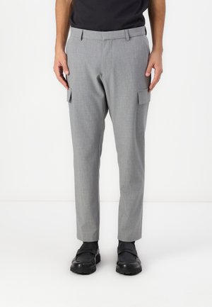 Grijze op maat gemaakte broeken met een subtiele herringbone patroon, voorzien van twee zijvakjes, slim fit ontwerp en een gladde textuur.