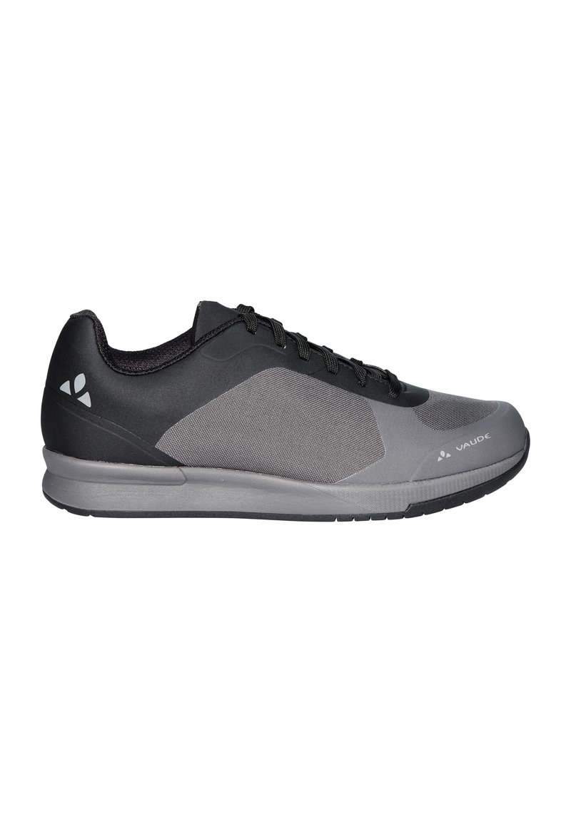 Scarpa sportiva con tomaia in tessuto nero e grigio, chiusura con lacci, design leggero e suola in gomma testurizzata per una buona aderenza. Presenta il logo sul tallone.