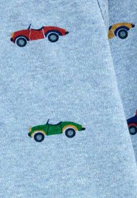 Hellgrauer Stoff mit kleinen, gestickten Vintage-Autos in Rot, Gelb, Grün und Blau, der ein lässiges und verspieltes Design zeigt.