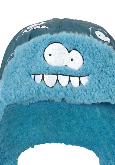 Cappello invernale blu realizzato in materiale soffice. Presenta un volto da cartone animato con grandi occhi e denti. Ha un guscio esterno blu lucido.