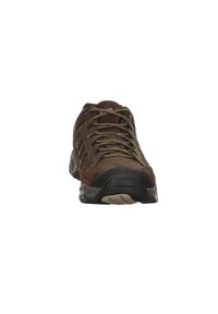 Chaussure de randonnée en suède brun avec une semelle en caoutchouc, dotée de lacets neutres, de côtés texturés et d'un bout arrondi. Conçue pour une utilisation en extérieur.