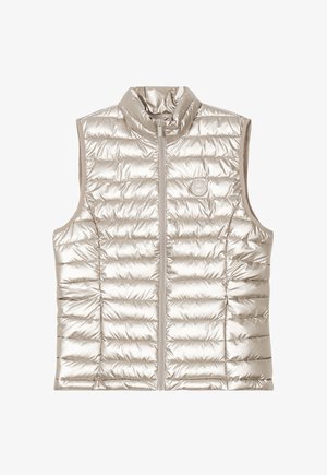 Metaliczna beżowa kamizelka puchowa z poziomym pikowaniem, wysokim kołnierzem i zamek błyskawiczny z przodu. Zawiera logo marki na lewej części klatki piersiowej.