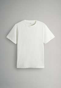 Biela bavlnená tričko s okrúhlym výstrihom a krátkymi rukávmi; hladká textúra; žiadne viditeľné vzory ani logá; štandardný rovný strih.