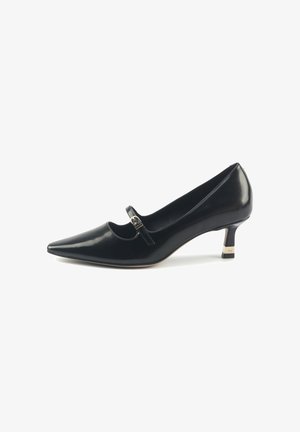 Sorte patentlæder pumps med spids tå, har en bred rem og spænde detalje samt en mellemhøj hæl med guld accent.