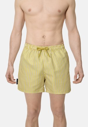 Torso masculino con pantalones cortos de baño a rayas verticales amarillas y blancas, con cintura ajustable mediante cordón y una pequeña etiqueta lateral.