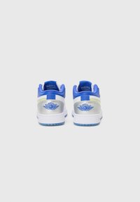 Blå och silverfärgade sneakers med en slät läderöverdel, vadderad krage och gummisula; har logotyp och kontrasterande accenter.