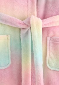 Fleece badjas met een ombre ontwerp in roze en pastelkleuren, met een ceintuur en twee voorkwabben. Zachte, pluche textuur.