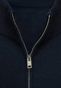 Marineblauer Reißverschluss-Pullover mit geripptem Struktur, ausgestattet mit einem silbernen Reißverschluss und einem strukturierten Griff, sowie einem hohen Kragendesign.