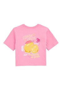 Rožinė medvilninė trumpomis rankovėmis marškinėliai su geltonos citrinos ir palmių medžio grafika bei užrašais "LEMON CRUSH" ir "limonada de fruta." Lygus paviršius.