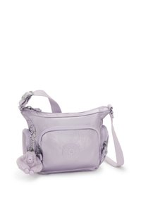 Lilla nylon taske med justerbar rem, frontlomme med lynlås, gummilogo og abekæde. Glat tekstur med blank finish.