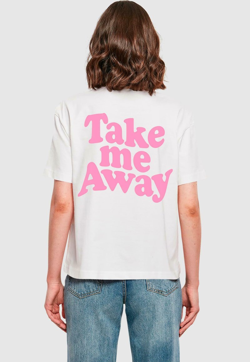 Hvit bomull t-skjorte med stor rosa grafisk tekst på ryggen som sier "Take me Away." Avslappet passform med korte ermer.