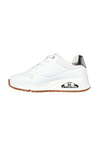 Scarpa da ginnastica bianca con tomaia in pelle liscia, accenti perforati, dettaglio sul tallone in argento e imbottitura ad aria visibile nella suola. Suola in gomma.