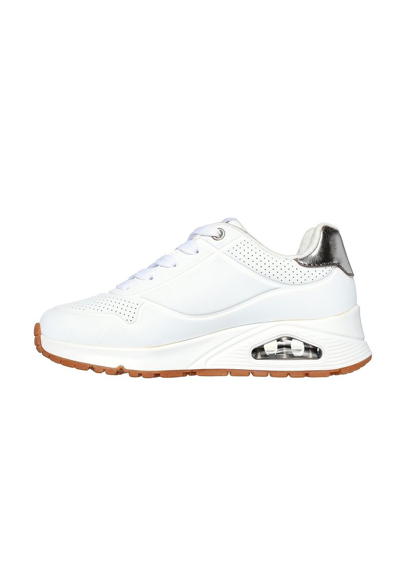 Scarpa da ginnastica bianca con tomaia in pelle liscia, accenti perforati, dettaglio sul tallone in argento e imbottitura ad aria visibile nella suola. Suola in gomma.