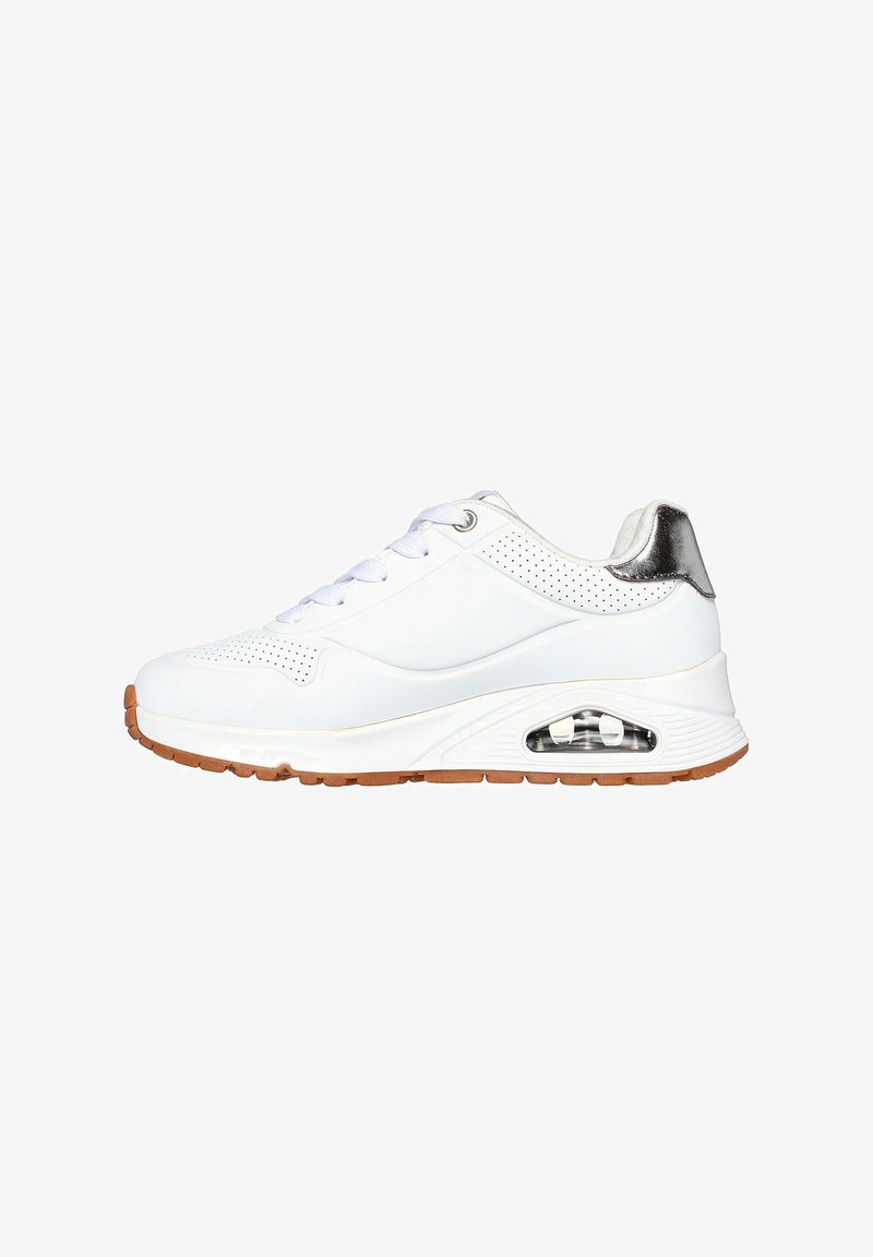 Weißer Sportschuh mit einem glatten Leder-Obermaterial, perforierten Akzenten, silbernem Fersendetail und sichtbarer Luftpolsterung in der Sohle. Gummisohle.