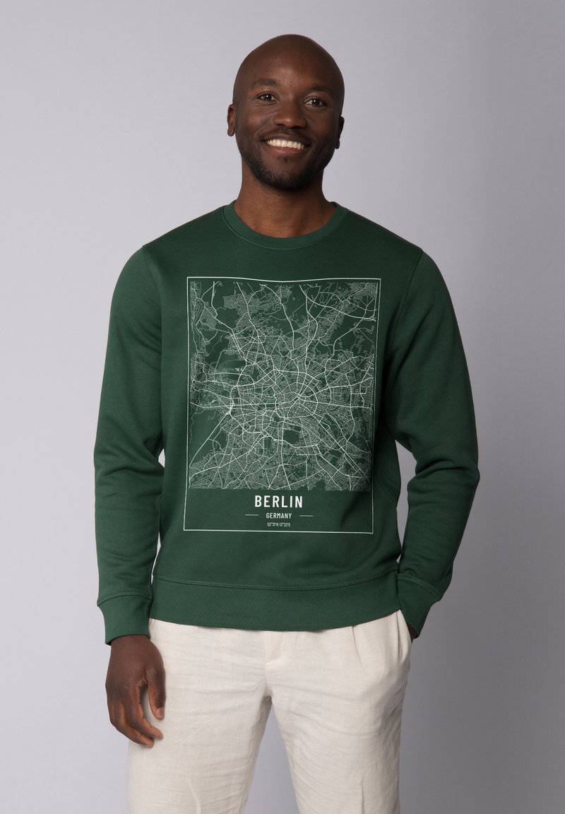 Sweatshirt vert avec un design de carte blanche de Berlin, accompagné du texte "BERLIN" et "ALLEMAGNE" en bas. Coupe décontractée avec des poignets côtelés.