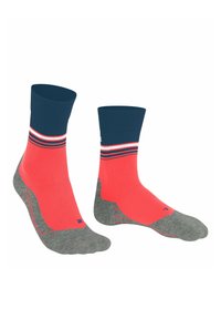 Para skarpetek sportowych z koralowo-czerwonymi stopami i kostkami, granatowym mankietem w białe i czerwone paski oraz szarymi podeszwami i palcami.