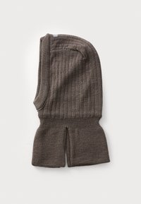 Brun strikket balaklava med ribbet tekstur, med utvidet nakke og åpen ansiktsdesign. Materialet virker mykt og elastisk.