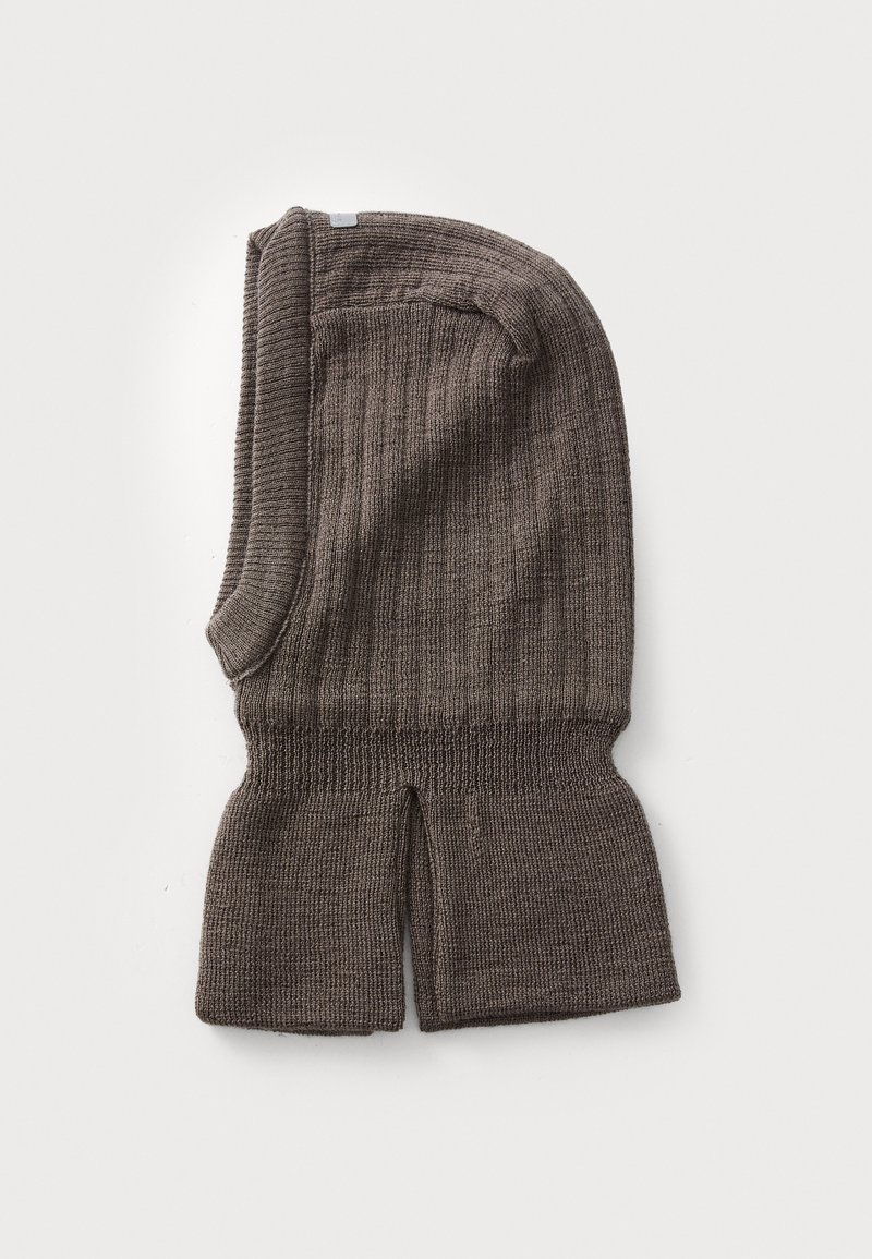Brun strikket balaklava med ribbet tekstur, med utvidet nakke og åpen ansiktsdesign. Materialet virker mykt og elastisk.