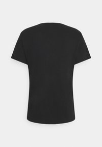 Černé tričko s krátkým rukávem, zaobleným výstřihem a rovnými lemy. Vyrobeno z měkké, hladké látky. Bez viditelných vzorů nebo akcentů.