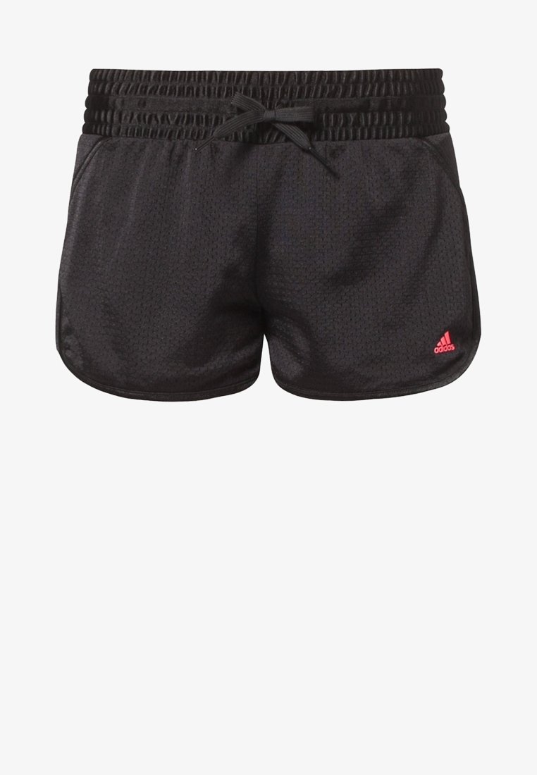 Short de sport noir avec taille élastique, cordon de serrage et petit logo Adidas rose sur la partie inférieure de la jambe gauche.